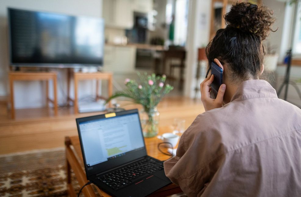 Die Arbeit im Wohnzimmer findet oft unter ungünstigen Bedingungen statt, soll aber steuerlich ein wenig begünstigt werden.
Foto: dpa/Sebastian Gollnow