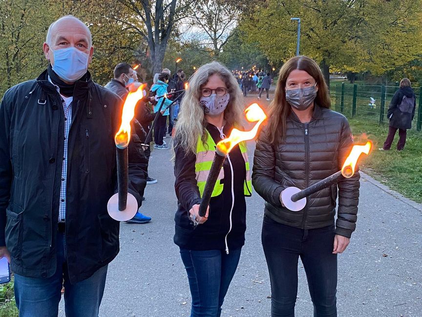 Am Samstag startet der zweite Renninger Fackellauf vom "Verein der Palliativ-Care-Teams im Kreis Böblingen". Mit dabei sind der Psychologe des Kinder-Palliativ-Care-Teams, Henning Ross, Martina Steinbrenner (Vorsitzende des Vereins), und Palliativ-Ärztin Dr. Claudia Blattman (von links).    Bild: z