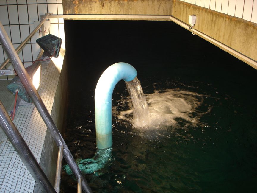 Das Brunnenwasser fließt in den Hochbehälter Rötelberg Bild: z