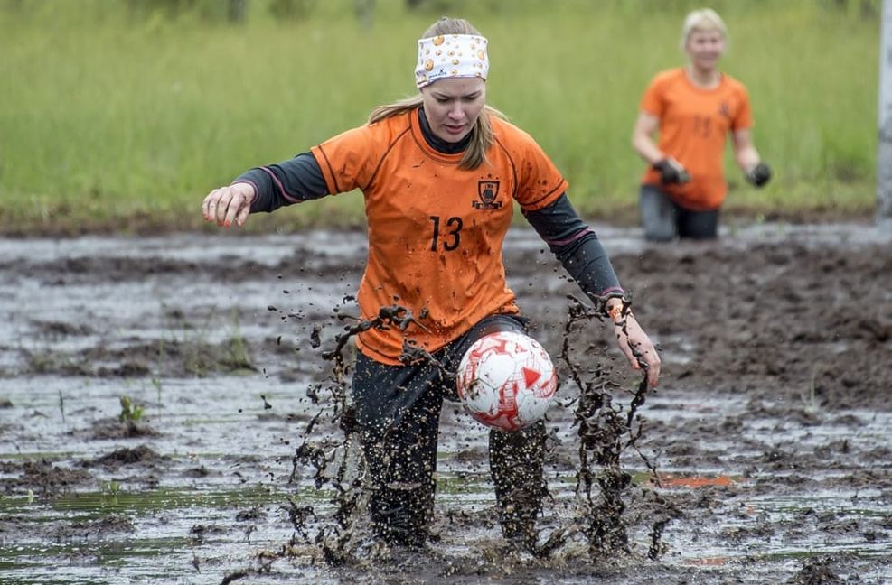 Swamp Soccer: Moor- oder Matschfußball ist ein Ballsport, bei dem zwei Mannschaften mit je sechs Spielern auf schlammigem Untergrund (matschiger Acker, überflutete Wiese) gegeneinander antreten. Ziel ist es, wie beim klassischen Fußball mehr Tore zu erzielen als das gegnerische Team. Esa Romppainen, Skitrainer aus Hyrynsalmi in Finnland, kam auf die schräge Idee als er das Sommertraining erweitern wollte und dafür das örtliche Moor nutzte. Die erste Veranstaltung, an der 13 Mannschaften teilnahmen, fand 1998 statt.