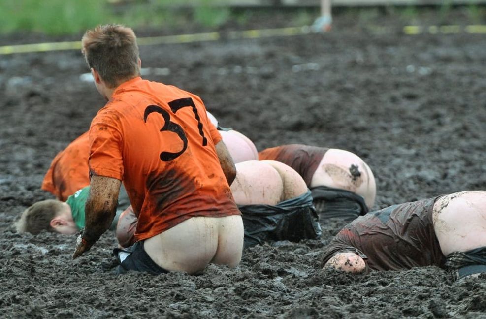 Swamp Soccer: Beim Matsch-Kicken ist der volle Körpereinsatz – mit oder ohne Hose – besonders wichtig.