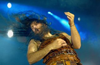 Luftgitarre: Seit 1996 wird im finnischen Oulu die Luftgitarren-WM im Rahmen des Oulun Musiikkivideofestivaalit (Oulu Music Video Festival) veranstaltet. Bei den Wettbewerben sind sowohl Luftgitarren als auch Luftplektra (Plättchen, mit dem die Saiten von Zupfinstrumenten angeschlagen oder gezupft werden) zugelassen. Auch Roadies dürfen mitgebracht werden. Die Auftritte nach einem Musikstück nach Wahl dauern 60 Sekunden.