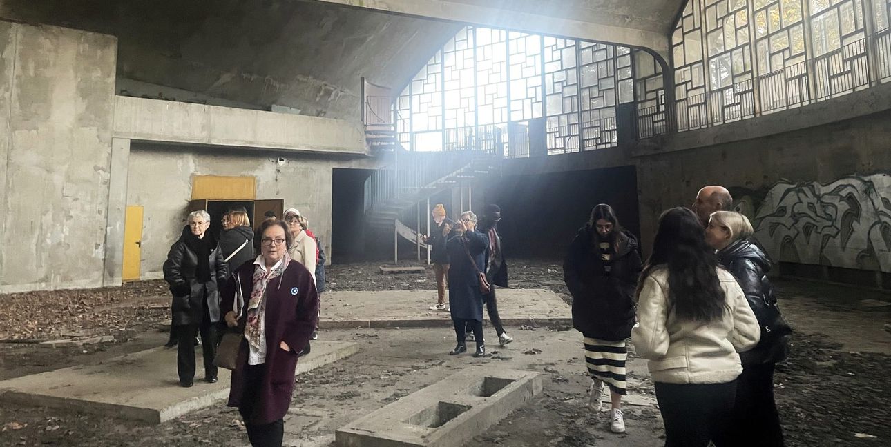Sahnehaube beim Besuch der Sindelfinger Delegation: Die Heizzentrale im Stadtviertel Les Tarterêts soll über einen europaweiten Architektenwettbewerb zu einem Kulturzentrum umgebaut werden. Das Gebäude, 1970 von den Architekten Roland Dubrulle und Jean-Pierre Jouve in einem spektakulären Beton-Stil mit Glasfenstern entworfen, gehört zu zehn Immobilien in Frankreich, die in ein Denkmalprogramm aufgenommen sind. Zunächst mit Heizöl, dann mit Gas betrieben, wird die Heizzentrale im Viertel, in dem in den letzten Jahren mehr als ein Dutzend Hochhäuser abgerissen wurden, 2013 aufgegeben und 2016 von der Stadt erworben. Letzte Woche hat Valérie Létard, Wohnungsbauministerin der rechts-konservativen französischen Minderheitsregierung, das Engagement des Staates für eine Millionen-Investition bestätigt.