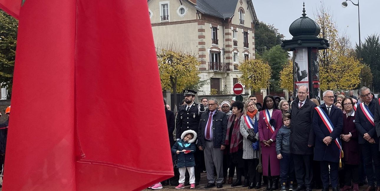 Erstmals werden bei der Feierstunde am 11. November in Corbeil-Essonnes sowohl die deutsche als auch die französische Nationalhymne gespielt. In der vorderen Reihe neben der Flagge von Marokko, das Tausende von Soldaten in den Ersten Weltkrieg geschickt hat, von rechts nach links Michel Nouaille, Hélène Pavanami, Bruno Piriou, Bernd Vöhringer mit seinem Sohn Rapha?l, Ariane Schachtschabel, Assa Doucouré und Martine Soavi.