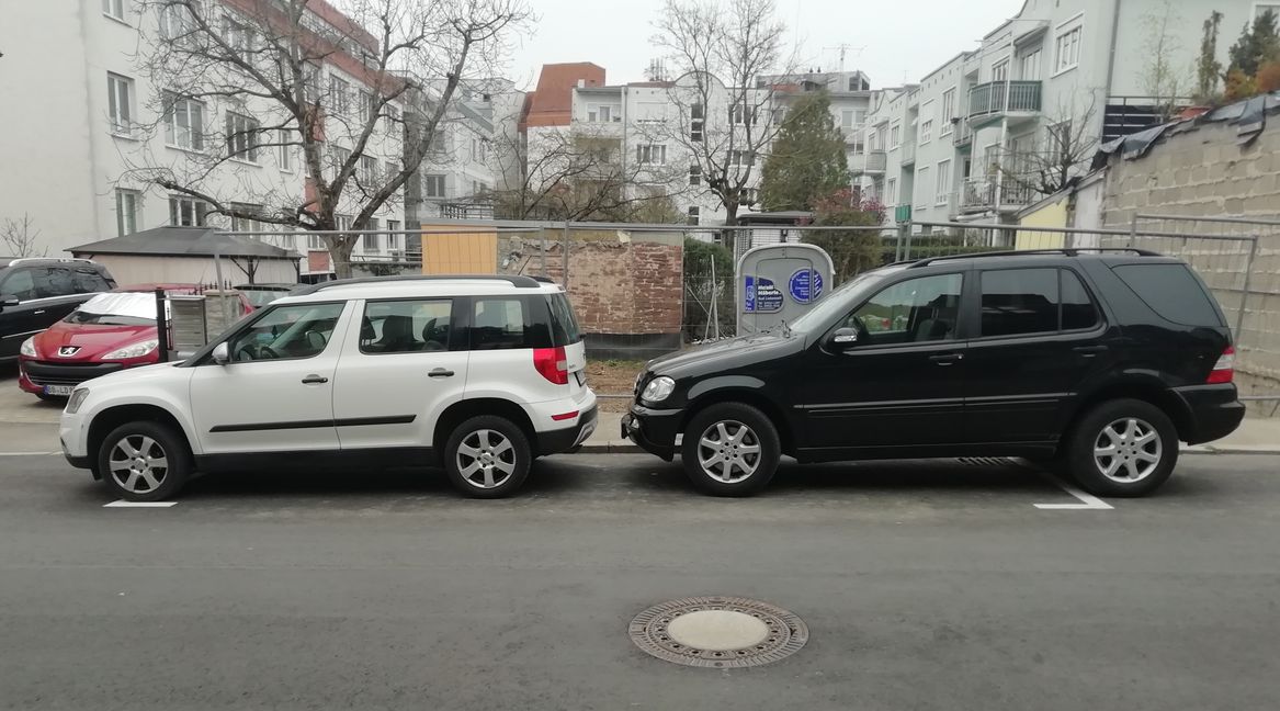 Für ein Auto viel zu lang, für zwei Autos viel zu kurz: Die neu aufgebrachte Parkbucht in der Lauchstraße passt vorne, aber hinten nicht. Bild: z
