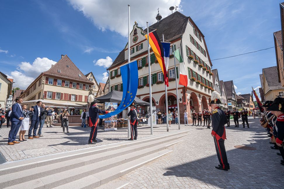 Gardisten der Weil der Städter Bürgergardebei der Einweihung des neuen Marktplatzes die Europafahne (links:  Bürgermeister Christian Walter, Landtagsabgeordnete Sabine Kurtz, Landrat-Stellvertreter Martin Wuttke und Landtagsabgeordneter Hans-Dieter Scheerer).            Bilder: Richter