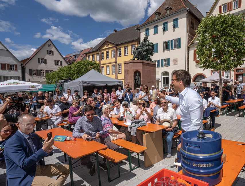 Nach mehreren Schlägen auf den Zapfhahn hat es geklappt und Bürgermeister Christian Walter ließ das Bier ins erste Glas strömen. Johannes Kepler schaut von seinem Podest zu.