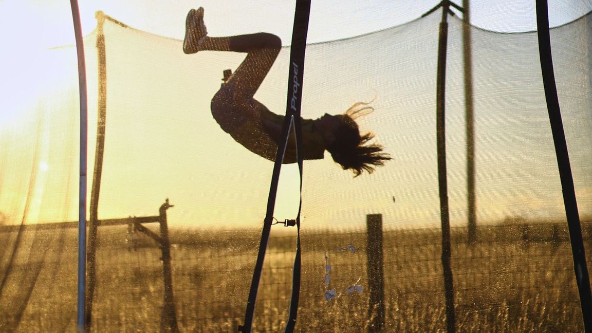 Klar macht das Spaß. Trotzdem gibt’s beim Kauf und der Benutzung von Trampolinen einiges zu beachten. Gerade für Eltern.