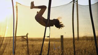 Klar macht das Spaß. Trotzdem gibt’s beim Kauf und der Benutzung von Trampolinen einiges zu beachten. Gerade für Eltern.