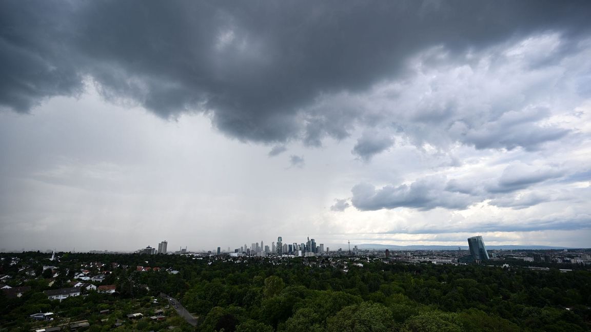 Regen zieht ab Sonntag in Deutschland auf. (Archivbild)