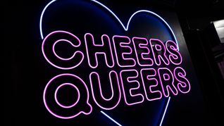 Im Club "SchwuZ" in Berlin-Neukölln steht in leuchtenden Buchstaben "Cheers Queers". (Archivbild)