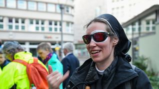 Eine Ordensschwester auf dem Erfurter Katholikentag im Gespräch mit anderen Teilnehmern.