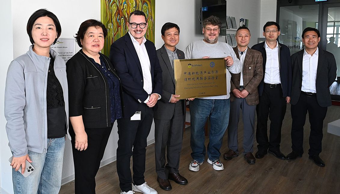Deutsch-chinesischer Gedankenaustausch in Holzgerlingen mit Xie Huaqing (am Messingschild links), Präsident der Polytechnischen Universität Shanghai, und Armin Kienle (rechts daneben), Gründer und Geschäftsführer der 4Square Return GmbH.