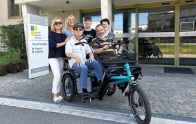 Bewohner Bodo Mann (links) und Tilman Huber (Projektstarter) nehmen im neuen „Allmend-Rädle“ Platz. Mit ihnen freuen sich Borinka Popovic (Pflegedienstleitung), Uta Eberle (Standortleitung), Conny Paul (Pflegedienstleitung) und Brigitte Klug (Hauswirtschaftsleitung, von links) über den Start des Projekts.