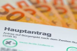Über das Bürgergeld wird bundesweit diskutiert. Bild: M. Schuppich /Adobe Stock
