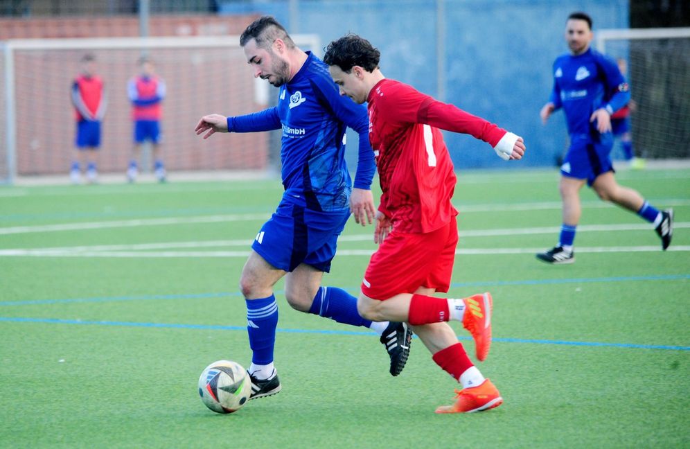 Sindelfingens Hasan Saran (links am Ball) im Zweikampf mit Magstadts Egon Werner Kuczora.