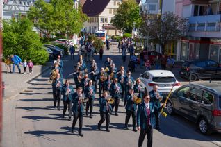 Hocketse unterm Maibaum beim Maichinger Bürgerhaus
