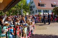 Hocketse unterm Maibaum beim Maichinger Bürgerhaus