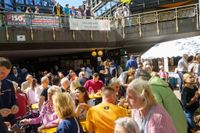 Hocketse unterm Maibaum beim Maichinger Bürgerhaus