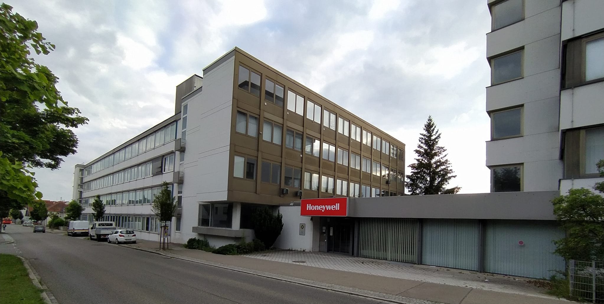 Ein Teil der Honeywell-Gebäude entlang der Böblinger Straße in Schönaich.