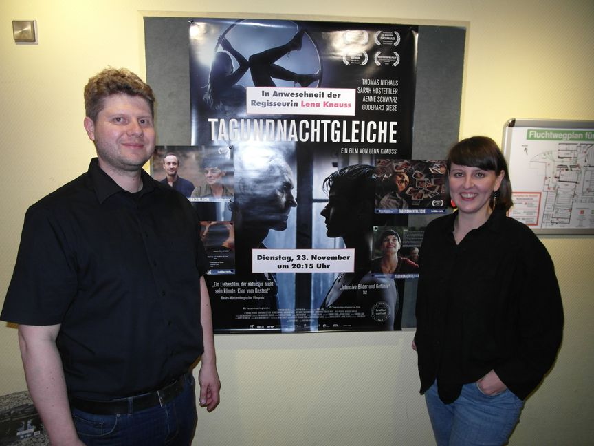 Amdreas Zienteck und die in Böblingen geborene und in Holzgerlingen aufgewachsene Regisseurin Lena Knauss. Im Bären-Kino hat sie ihren Spielfilm "Tagundnachtgleiche" präsentiert.    Bild: Staber