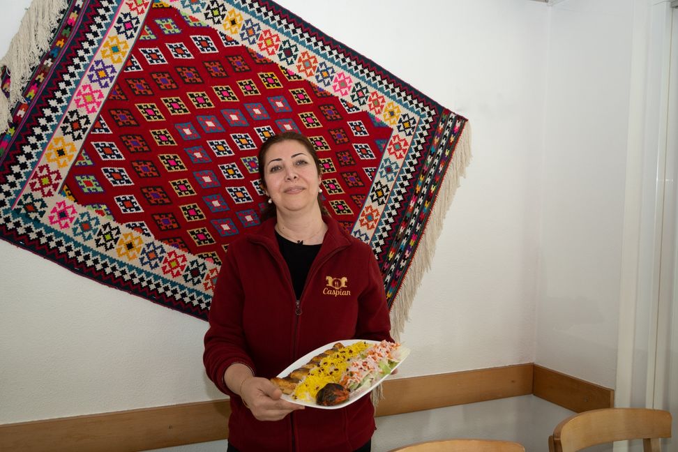 Ladan Moradi verwöhnt ihre Gäste im „Caspian“.  Bild: Nüßle
