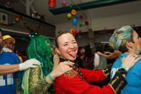 Ausgelassenheit und gute Laune bei "So richtig Fasnet" in der Maichinger Turn- und Festhalle.