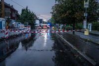 Das Kabel baumelt über der Straße. Im Vordergrund das rot-weiße Absperrband.