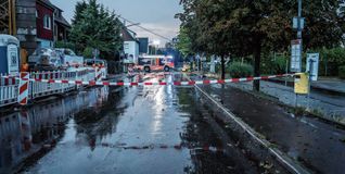 IIn Maichingen baumelt ein Stromkabel über der Talstraße. Vorne das Absperrband.