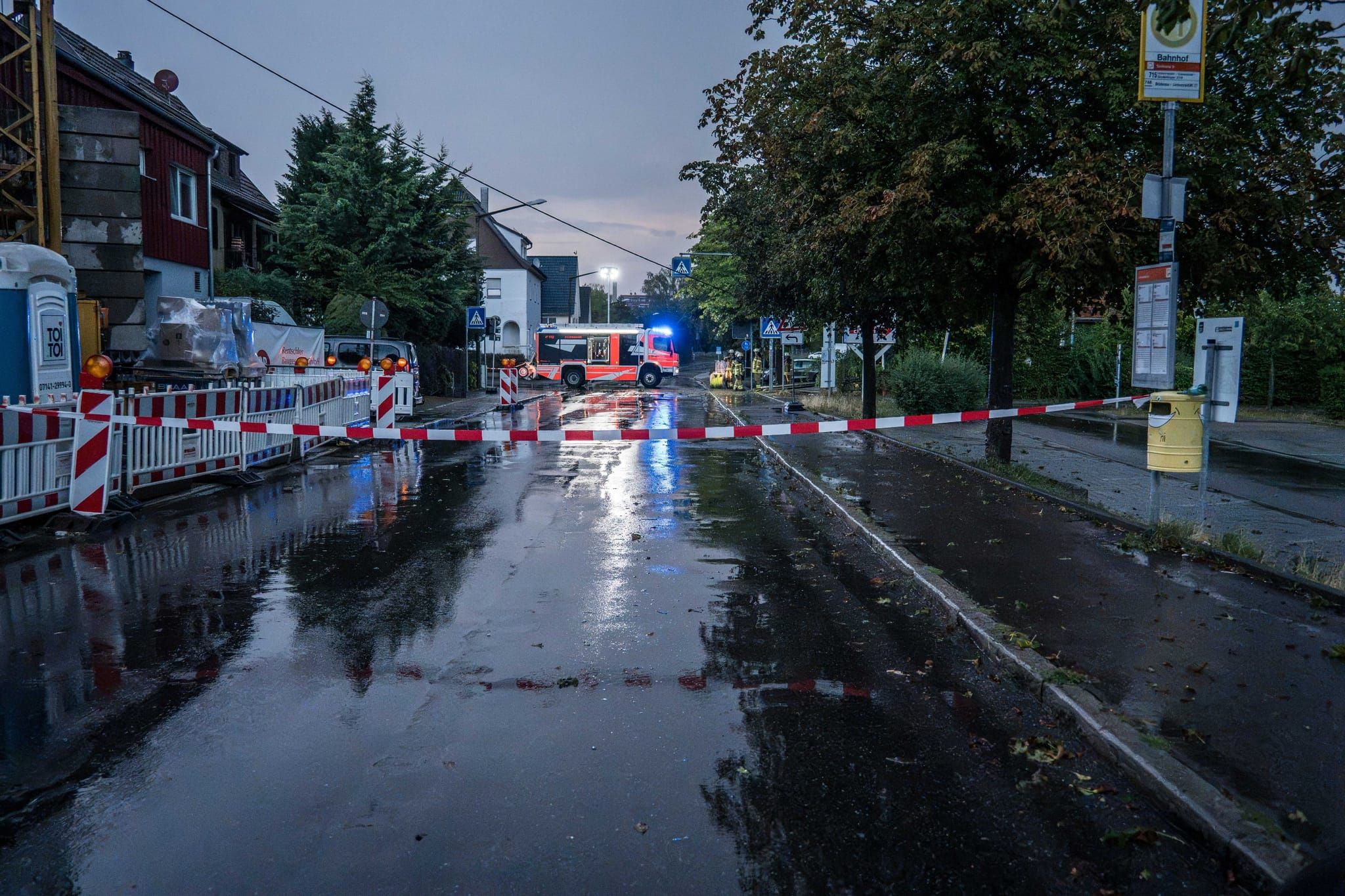 Das Kabel baumelt über der Straße. Im Vordergrund das rot-weiße Absperrband.
