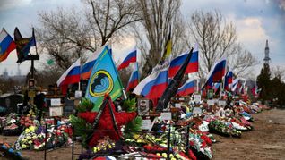 Gräber russischer Soldaten, die in der Ukraine getötet wurden, auf einem Friedhof in der russischen Region Wolgograd.
