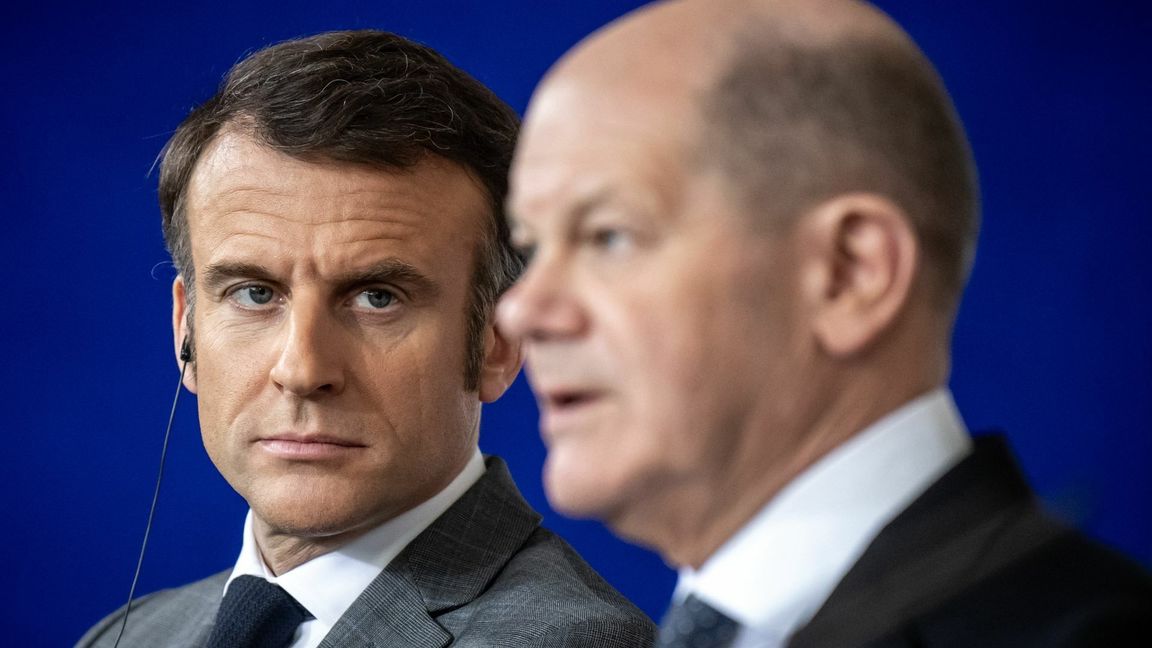 Frankreichs Präsident Emmanuel Macron (l) und Bundeskanzler Olaf Scholz (r) haben teils unterschiedliche Ansichten, wenn es um den Ukraine-Kurs geht.