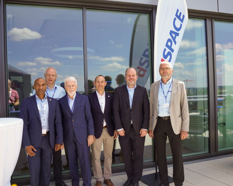 Beim „Tech Day“ auf der Dachterrasse von dSPACE in Böblingen (von links): Dominic Schaudt, Dr. Herbert Schütte, Dr. Herbert Hanselmann, 
Dr. Stefan Belz, Dr. Carsten Hoff und Jürgen Paule.