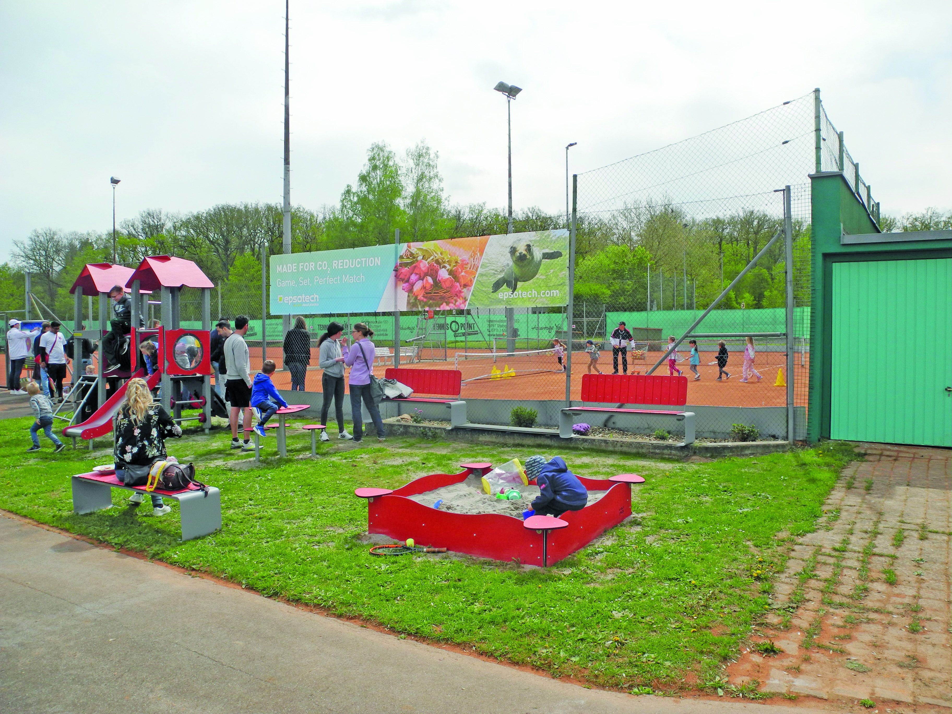 Auf den Tennisplätzen hält Vereinstrainer Viktor Kuljkin den Nachwuchs auf Trab und auf dem neuen Spielplatz toben sich die Kinder aus.