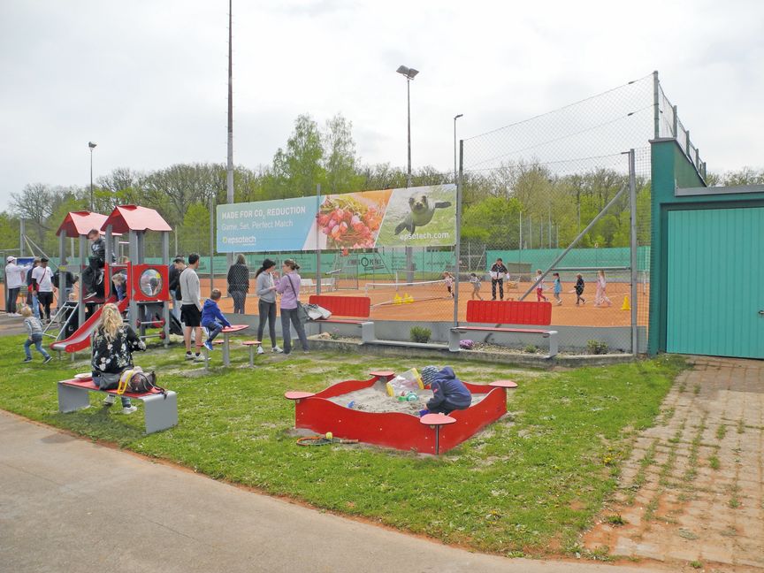 Auf den Tennisplätzen hält Vereinstrainer Viktor Kuljkin den Nachwuchs auf Trab und auf dem neuen Spielplatz toben sich die Kinder aus.
