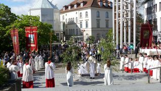 Beginn der Fronleichnams-Prozession vor dem Rathaus.