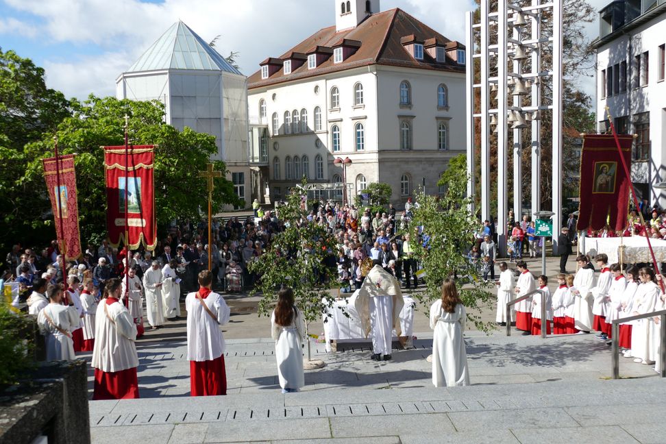 Beginn der Fronleichnams-Prozession vor dem Rathaus.