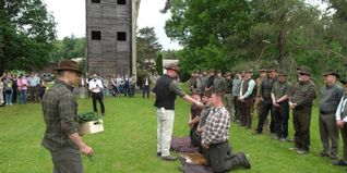 Mit dem traditionellen Jägerschlag hat Kreisjägermeister Timo Böckle auf dem Panzer Range Complex der Panzerkaserne deutsche und amerikanische Jagdprüfungs-Absolventen feierlich in die Reihen der Jägerschaft aufgenommen.
