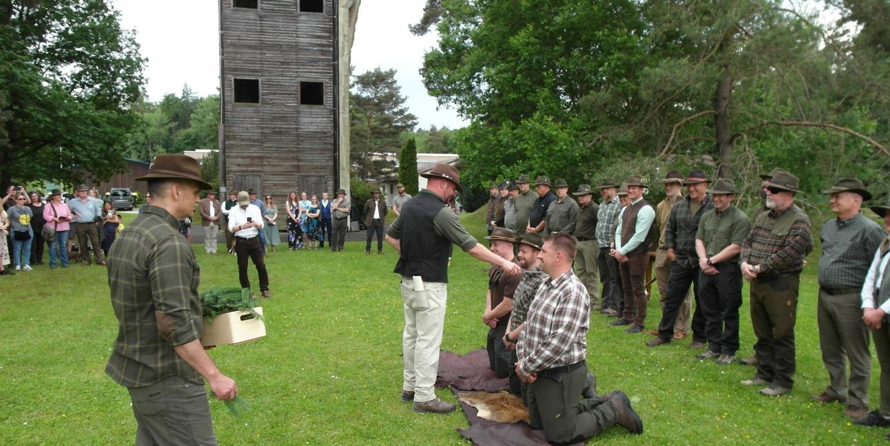 Mit dem traditionellen Jägerschlag hat Kreisjägermeister Timo Böckle auf dem Panzer Range Complex der Panzerkaserne deutsche und amerikanische Jagdprüfungs-Absolventen feierlich in die Reihen der Jägerschaft aufgenommen.