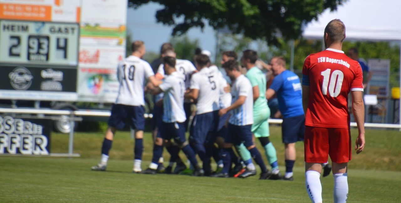 Das Spiel ist entschieden. Während im Hintergrund der TV Nebringen jubelt, ist bei Dagersheims Kapitän Philipp Sautter die Luft jetzt raus.