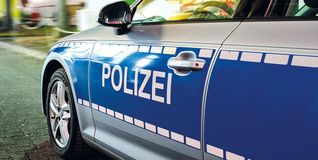 Die Polizei greift schnell ein und bringt den Tatverdächtigen in fachärztliche Betreuung.