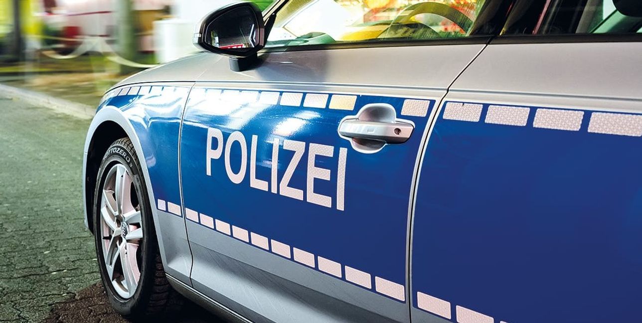 Die Polizei greift schnell ein und bringt den Tatverdächtigen in fachärztliche Betreuung.