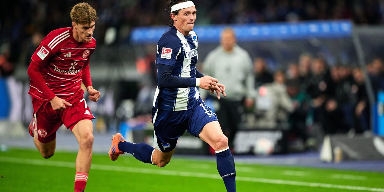 Luca Raimund (links) am Samstagabend im Laufduell mit Hertha-Kapitän Fabian Reese im Berliner Olympiastadion. Bild: Eibner