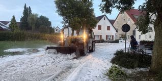 Eis- und Schneeräumen im Hochsommer auf Magstadter Straßen.