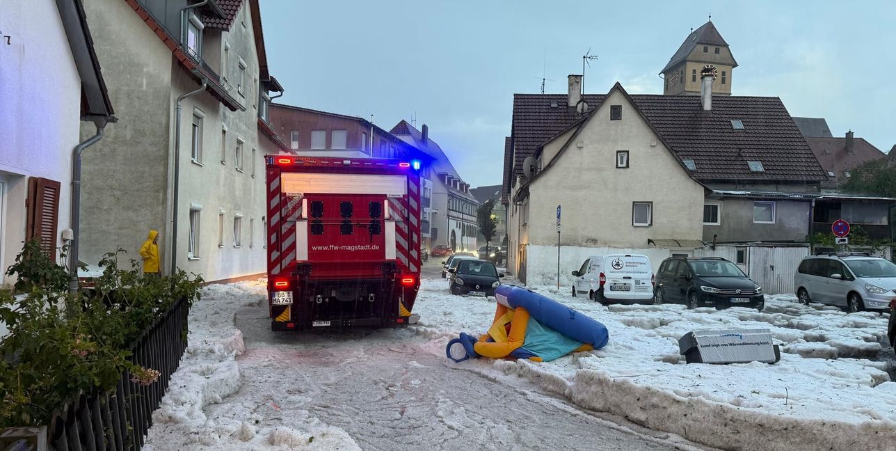 Das Magstadter Feuerwehrauto steht nicht im Bach, sondern in der Planstraße. Rechts daneben die kleine Hüpfburg.