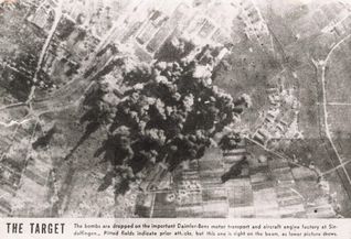 Eine amerikanische Luftaufnahme dokumentiert die Bombardierung des Sindelfinger Daimler-Werks 1944.