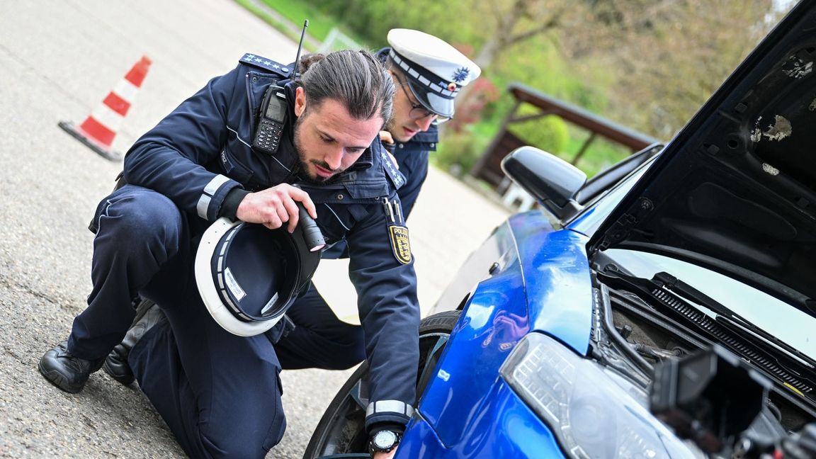 Polizeibeamte kontrollieren ein Auto, das von einer Verkehrskontrolle am „Car-Freitag“ herausgezogen wurde.