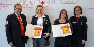 DRK-Präsident Michael Steindorfner, Nicole Reinhardt, Susanne Krug (beide Ehrennadel in Gold des DRK-Kreisverbandes) und DRK-Kreisbereitschaftsleiterin Birgit Bux.