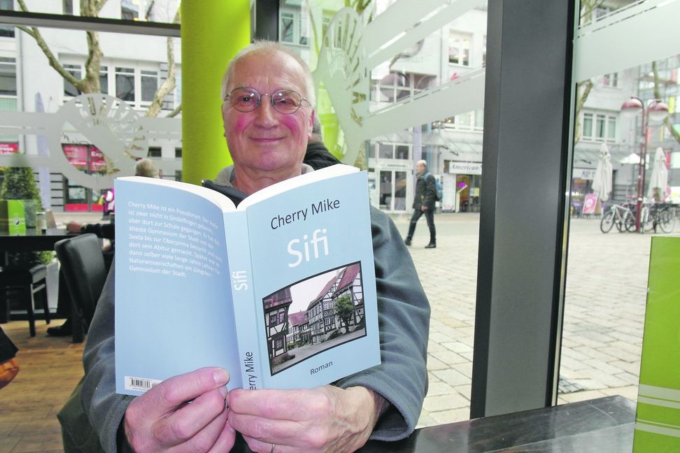 Michael Kriese präsentiert seinen Roman „Sifi“ passenderweise in Sindelfingen. Bild: Staber