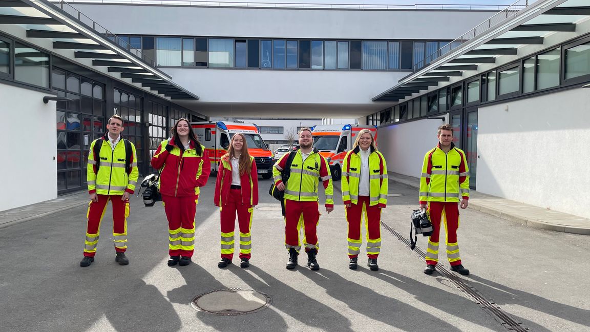 RTL2-Dokumentation: Die angehenden DRK-Notfallsanitäterinnen und -Sanitäter bei Aufnahmen in der DRK-Rettungswache Sindelfingen, die im DRK-Zentrum auf dem Flugfeld untergebracht ist. Bilder: z
 z